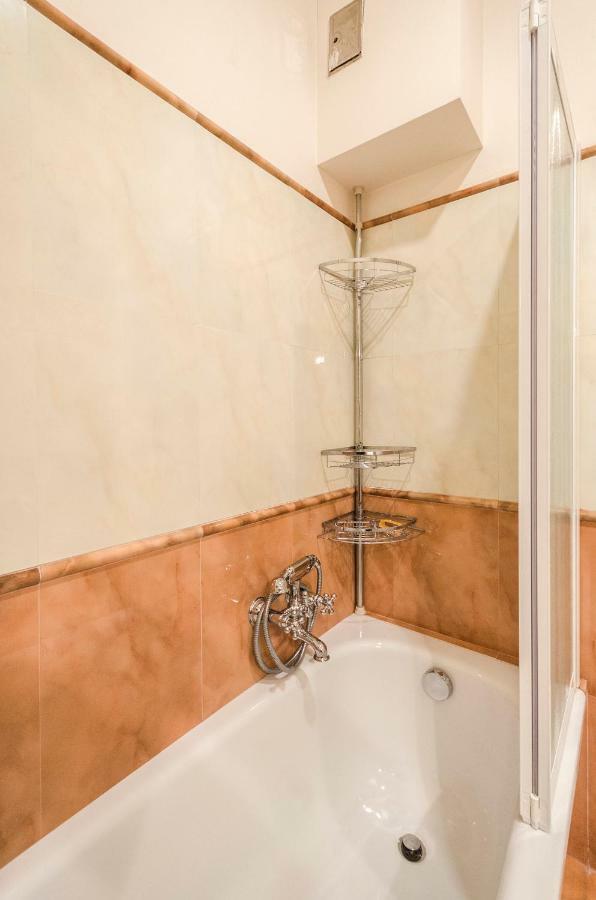 בולוניה Lupari Apartment, Palazzo Storico Sotto Le Due Torri מראה חיצוני תמונה