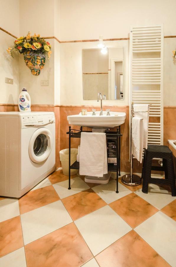 בולוניה Lupari Apartment, Palazzo Storico Sotto Le Due Torri מראה חיצוני תמונה